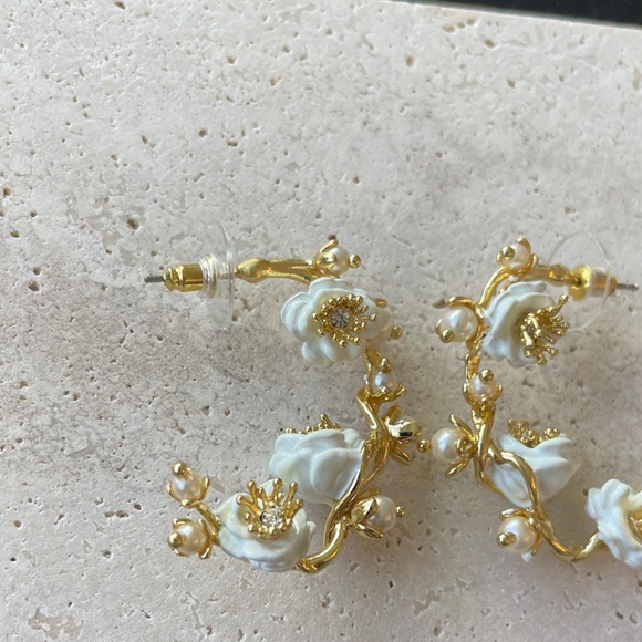 Les NEREIDES Elegant Gold and Cream Floral Earrings - Picture 5 of 5